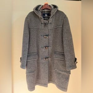 Up for your consideration is a beautiful rarely used Burberry London coat.